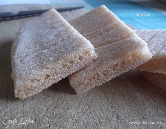 Нарезаем пастилу ножом, смоченным в холодной воде, на кусочки. Очень важно использовать для нарезки нож, смоченный в холодной воде, так края пастилы будут более ровные и не будут слишком приминаться. После каждого нареза смачиваем нож в холодной воде. Я хотела сделать часть пастилы в виде пирожных. 