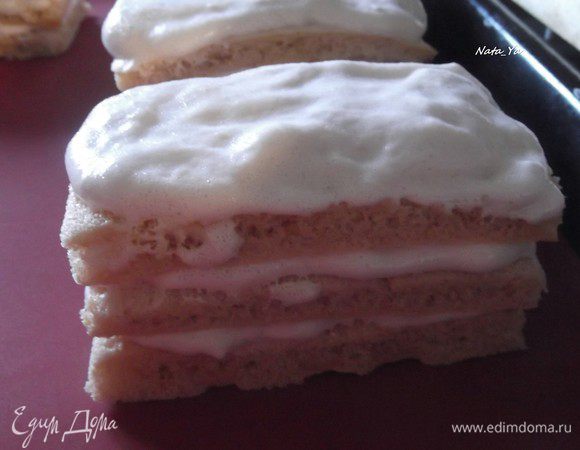 Достаем из холодильника нашу ¼ часть отложенного яблочного пюре и прослаиваем ею нашу пастилу.