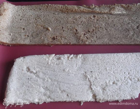 Я также делала пастилу по рецепту Чадейки. Она предлагает сушить ее в духовке 3 часа при 100°С, перевернуть и еще 2 часа при 100°С. На фото видно, насколько более темной получается такая пастила. 