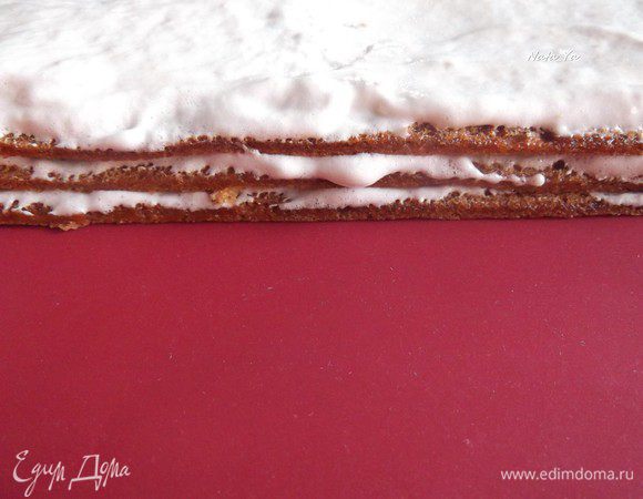 Можно целый пласт пастилы разрезать на 3 равные полоски и прослоить яблочным пюре.