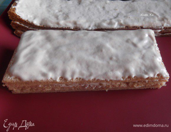 Застилаем противень бумагой для выпечки или ложим силиконовый коврик и отправляем пастилу опять сушиться в духовку. При 70°С на 3 часа (как рекомендует Виктория) или при 100°С на 2 часа (как рекомендует Чадейка). Мне понравился по результату больше первый вариант.