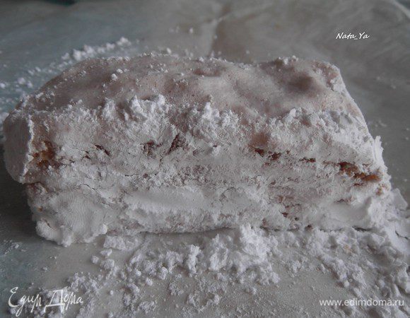 В готовую пастилу втираем сахарную пудру. Будет красиво и вкусно. Пастила может храниться в холодильнике до полугода в закрытом герметичном контейнере, проложенном пекарской бумагой. Интересно, что при хранении в холодильнике пастила становится мягче, нежнее, а при хранении при комнатной температуре на вкус становится посуше, как кекс на вкус, примерно такая по плотности.