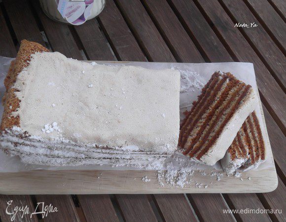 Вот Чадеевская пастила в разрезе. Я сделала 6 слоев, поэтому она вышла довольно высокой.