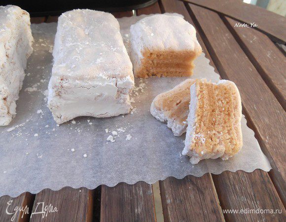 А вот и лакомый разрез по рецепту Вики. Фото, как мне кажется, передает всю нежность этой пастилы. На вкус божественно. Другого слова подобрать не могу, потому что это действительно очень и очень вкусно! Кислые яблоки, сахарная сладость и, самое интересное, мягкость пастилы, хотя она и сушится довольно долго, дают просто потрясающее сочетание, и просто невозможно остановиться.