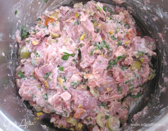  Влить сливки, посолить, поперчить. Перемешать.