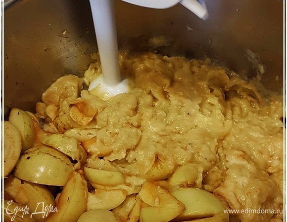 А потом, если побыстрее делать, то блендером, например, перетереть печеные или пареные яблоки в однородную массу.