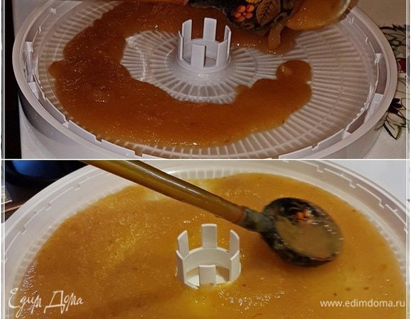 Яблочную массу в поддон выкладывать тонким и равномерным слоем. 