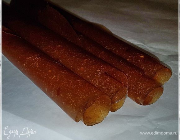 Готовые пласты пастилы очень удобно в трубочки свернуть. Перед подачей на стол, нарежьте эту трубочку, например, колечками. А чтобы кому-то из сластен кислый вкус антоновки скрасить, поставьте рядышком сахарную пудру.