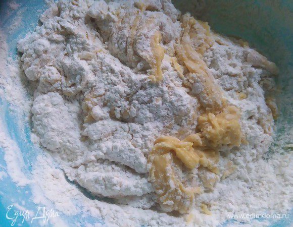 Добавляем муку.