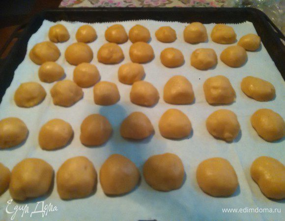 Разделяем на небольшие кусочки, примерно одинаковые. Скатываем шарики, разрезаем их на половинки. На противень выкладываем пекарскую бумагу и смазываем ее виноградным маслом Biolio.