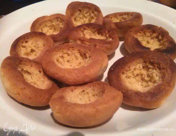 Пока готовые половинки горячие, чайной ложкой достаем серединку.