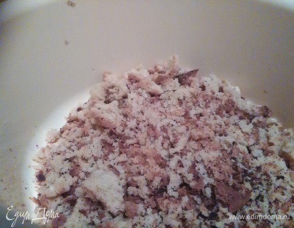 Для начинки необходимо взять остатки печенье и сгущенное молоко вареное. В блендере смешать, взбить.