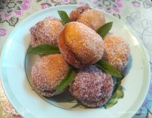 В каждую половинку накладываем начинку и соединяем две половинки. Так делаем со всеми половинками. Я натерла свеклу и морковь, выжала из них сок. Одну половинку печенья обмакиваем в сок моркови, вторую — в сок свеклы и со всех сторон посыпаем сахаром. Печенье готово. Вкусное лакомство с детства.