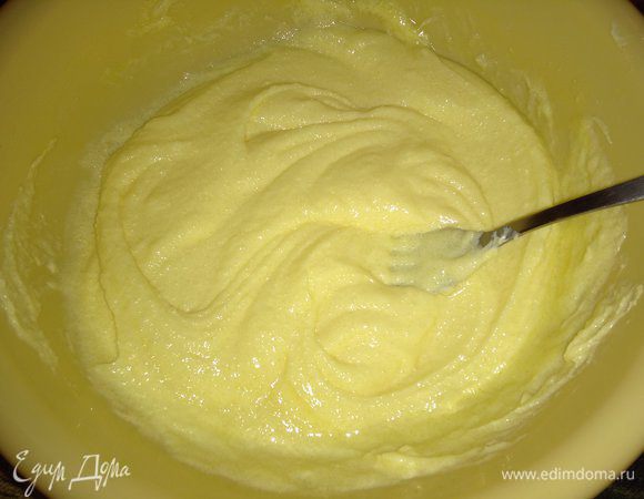 Размягченное сливочное масло добела растереть с сахаром.