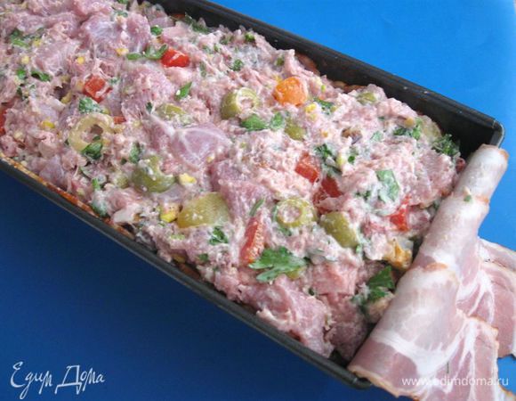 Начинка уложена. Закрыть сверху пластинами бекона.