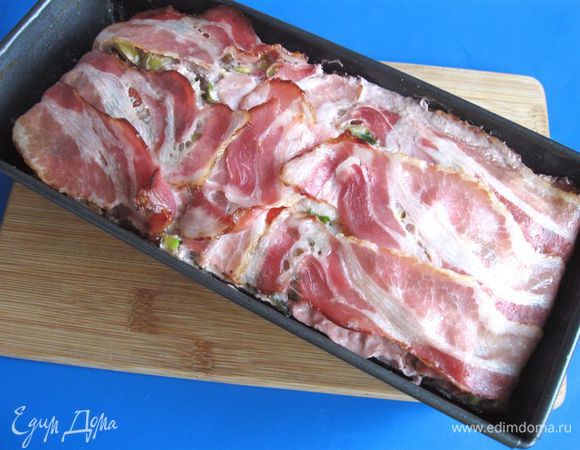 Вынуть, дать остыть, слить жидкость, убрать в форме, прикрытой фольгой, в холодильник на 7—8 часов. Это необходимо для стабилизации структуры и насыщения вкусов. Грузом можно не прижимать, террин прекрасно и так сохранит форму.