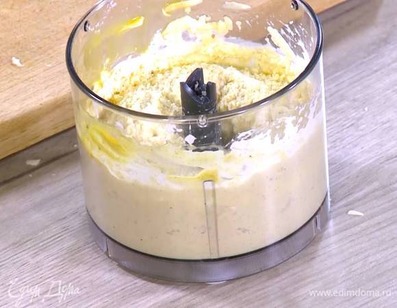 Натертый сыр поместить в чашу блендера, добавить горчицу, желток, влить сливки, вустерширский соус, все поперчить и взбить в однородную массу.