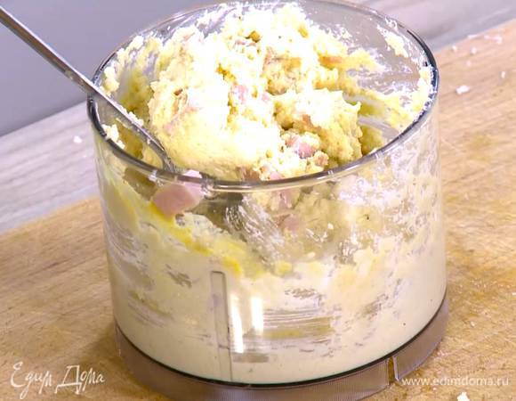 Ветчину нарезать небольшими кубиками, добавить в сырную массу и все перемешать.