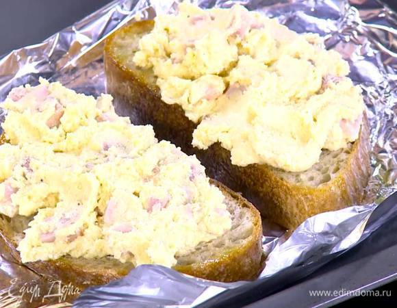 Поджаренный хлеб перевернуть смазанной маслом стороной вниз и намазать сверху сырно-ветчинной массой.