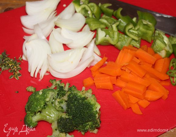 Подготовьте ингредиенты: нарежьте отваренные овощи, сладкий перец и перец чили, лук, промойте и обсушите тимьян (при необходимости). Нарежьте овощи достаточно большими кусочками. Для того, чтобы блюдо не превратилось в кашу и продукты сохранили больше свежести, а значит, и витаминов.