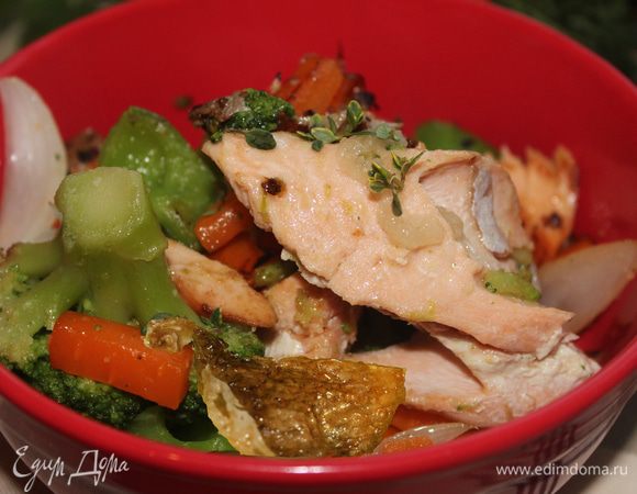 Хорошо разогрейте чесночное масло Biolio в большой сковороде (можно использовать вок). Положите в масло веточку тимьяна. На очень большом огне и быстро обжариваем: лук, сладкий и чили перец, морковь, брокколи. Добавить при необходимости соль и перец. Выложить рыбу, произвольно разломив ее руками на большие куски, обжарить секунд 30. Выложить блюдо в порционную посуду, сбрызнуть чесночным маслом Biolio, добавить свежие листики лимонного тимьяна и не забудьте  положить хрустящую кожу, одним кусочком или разломив на мелкие и посыпав крошкой.