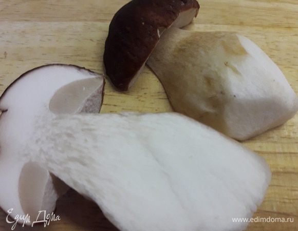 Берем свежайшие, очень крепкие белые грибы, в идеале — сосновые боровики. Удаляем с них землю, веточки, листья. Аккуратно моем и тщательно просушиваем. 