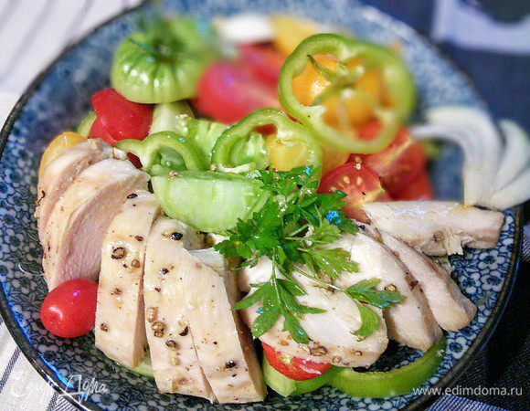 Куриное филе нарезать на порционные кусочки и выложить в салатницу. 