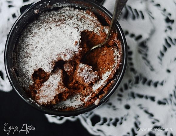 Ставим в микроволновку и выпекаем на максимальной мощности (у меня 700 Вт) 3,5 минуты. Присыпаем сверху сахарной пудрой и сразу кушаем, т. к. горячий кекс вкуснее =) Приятного аппетита!