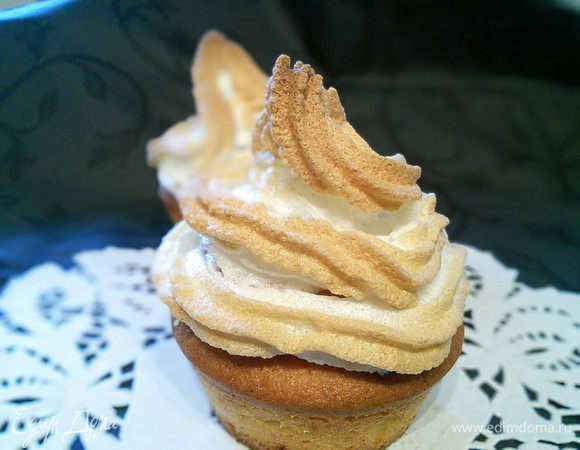 А это маффины с лимонным курдом от Ланы. Рецепт здесь http://www.edimdoma.ru/retsepty/63513-limonnye-maffiny-s-kurdom-i-merengoy
