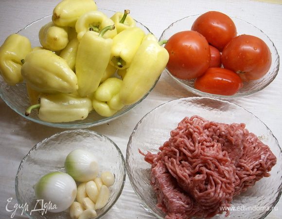 Фарш смешать с паприкой, кайенским перцем и солью. Дать постоять фаршу 15 минут.