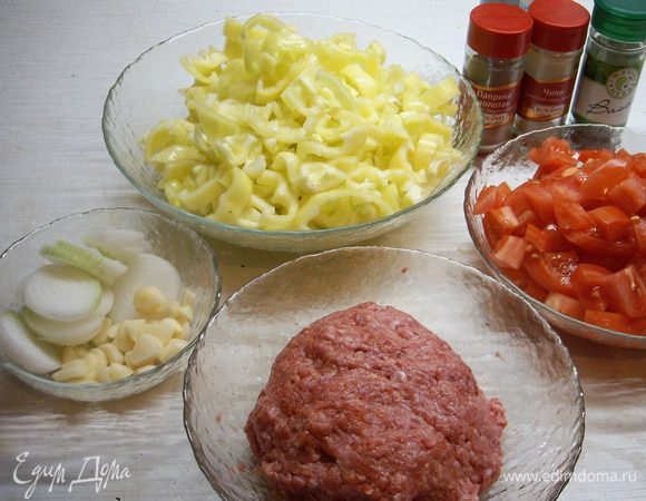 Перец болгарский нарезать соломкой. Помидоры нарезать кубиками. Лук нарезать кольцами. Чеснок мелко нарезать.