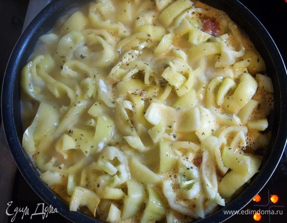 Лук обжарить до золотистого цвета.
Добавить чеснок (обжаривать меньше минуты, до изменения запаха).
Добавить помидоры. Тушить 5 минут.
Выложить слой перца. 
Из фарша слепить маленькие шарики и выложить их на перец. Добавить оставшийся перец поверх мясных шариков.
Залить смесью из сметаны, горячей воды, соли, базилика.
Тушить 30 мин. В конце можно добавить рубленную зелень.
