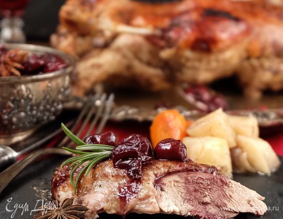 Достаем утку, даем немного остыть, разрезаем на порционные кусочки, поливаем сверху соусом и подаем с овощами. Вот такая красота получается!