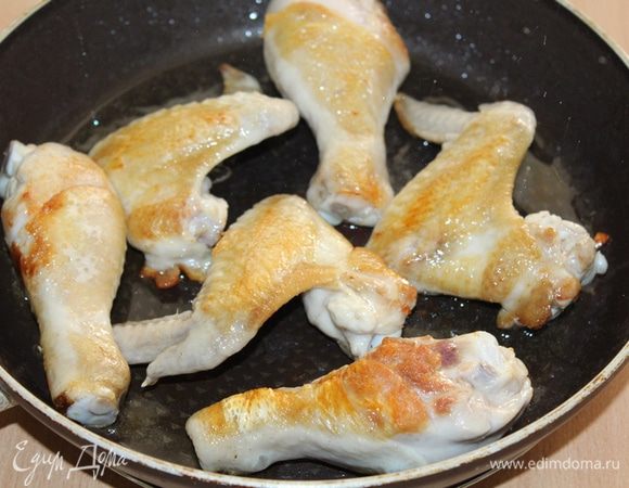 На оливковом масле обжарить кусочки курицы до золотистой корочки. Отложить в терелку.