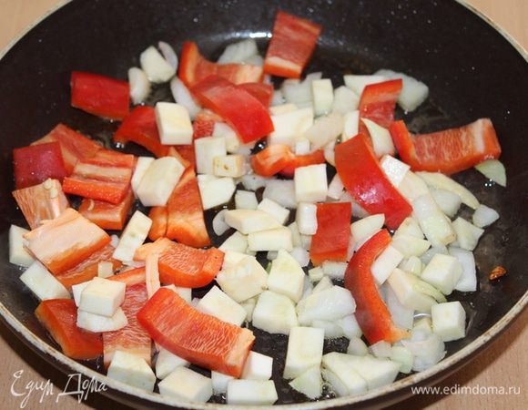В сковороду, где жарилась курица, выложить нарезанные овощи (кроме чеснока), обжарить 5 — 6 минут.