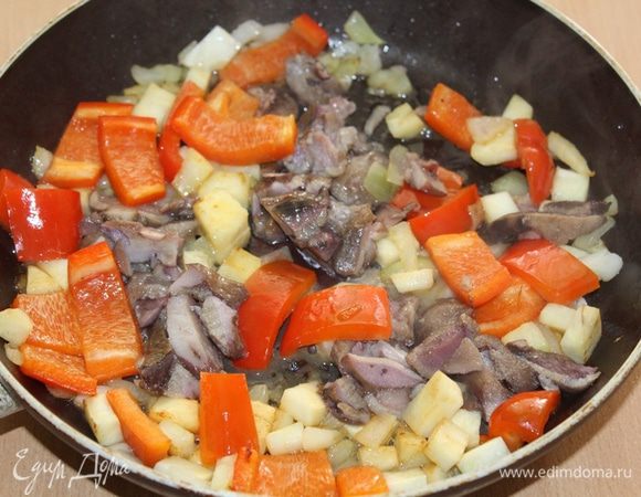 Добавить нарезанные грибы и в последнюю очередь — нарезанный дольками чеснок. Потушить пару минут.