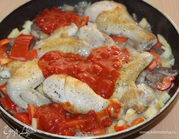 Вернуть в сковороду курицу, добавить измельченные помидоры в собственном соку «Помидорка».
