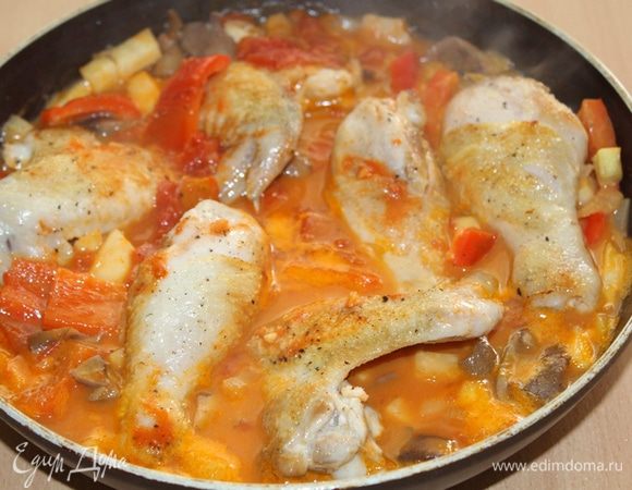 Добавить бульон, вино, посолить, поперчить по вкусу. Приправить орегано. Тушить 30 — 40 минут.