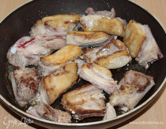 Баранину обжарить на раскаленном масле до золотистой корочки.