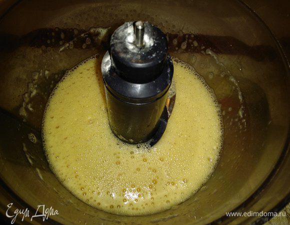 Взбить яйца со щепоткой соли и щепоткой куркумы.