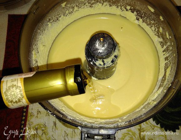 Тонкой струйкой медленно влить яйца, продолжая взбивать в масляную смесь. Взбивать до однородной массы (на медленной скорости у меня заняло минут 5). Муку просеять и соединить с разрыхлителем и постепенно соединить с яично-масляной смесью. Добавить вино, немного взбить.