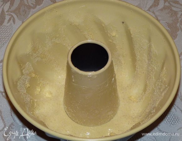Форму смазать сливочным маслом и присыпать манной крупой.