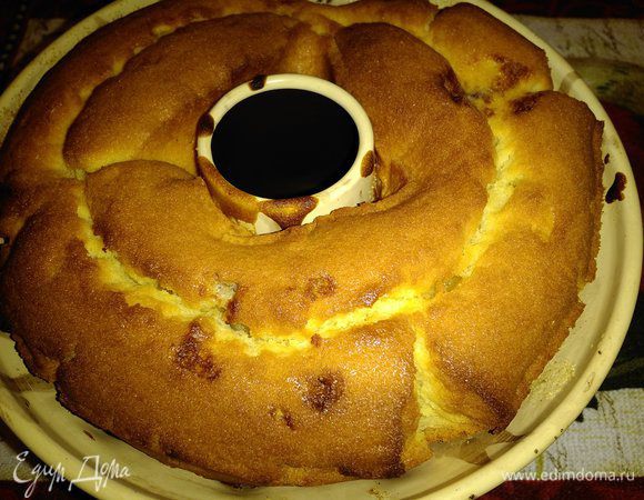 Влить смесь в форму и выпекать в заранее разогретой до 180°С духовке 50 — 55 минут (в зависимости от размера формы). Готовность проверить деревянной шпажкой, она должна выходить легко и быть сухой. Остудить в форме.