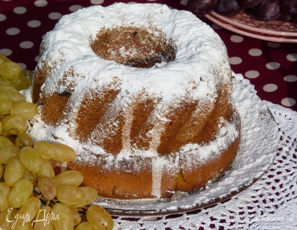 Готовый кекс полить глазурью (по желанию) или присыпать сахарной пудрой.