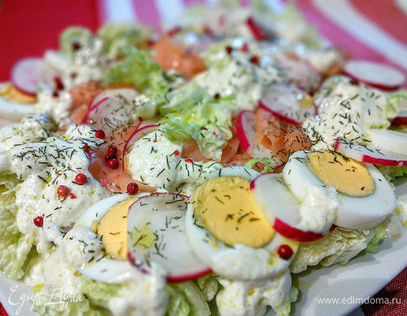 Салат полить соусом и сервировать с мелко рубленным укропом. 