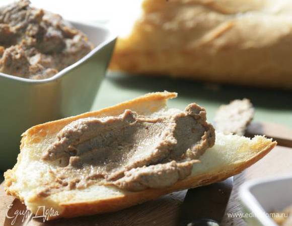 Сформировать из паштета рулет и завернуть его в фольгу или выложить в продолговатую форму, накрыть фольгой или пищевой пленкой и отправить на ночь в холодильник.