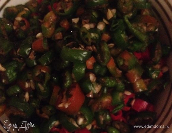 Все ингредиенты указаны ориентировочно. При работе обязательно одевайте перчатки. Нарезаем кружочками перцы (удобно пользоваться ножницами).