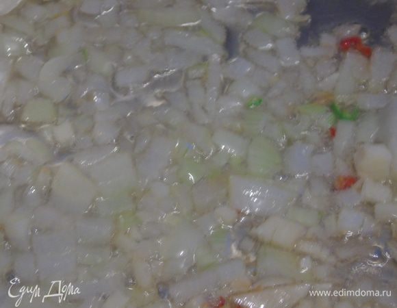 Лук, чеснок и чили мелко измельчите и припустите на разогретом оливковом масле.