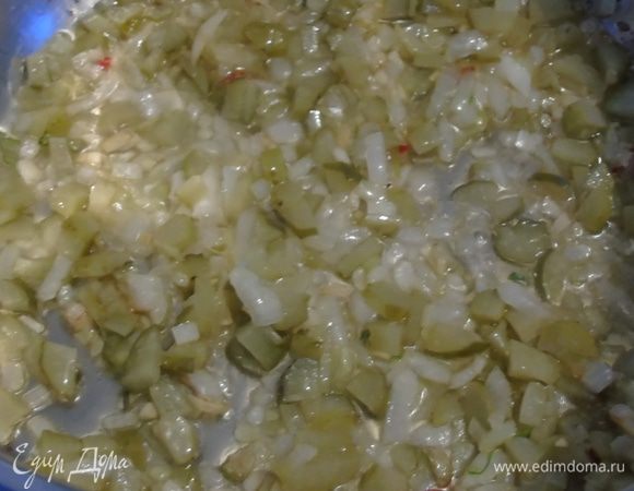 Добавьте нарезанные кубиками огурцы и потушите еще 3 минут. 