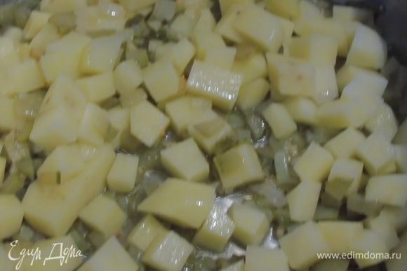 Затем добавьте картофель, который тоже нарежьте не большими кубиками, тушите, периодически помешивая, минут 5 — 7.